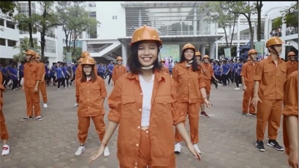 Nhảy flashmob là phải ‘chất’ như sinh viên Đại học Xây dựng trong clip này - Ảnh 2.