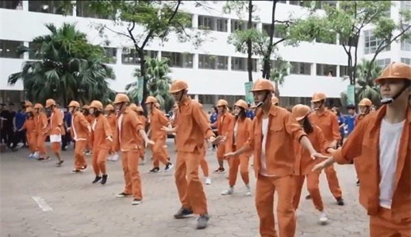 Nhảy flashmob là phải ‘chất’ như sinh viên Đại học Xây dựng trong clip này - Ảnh 3.
