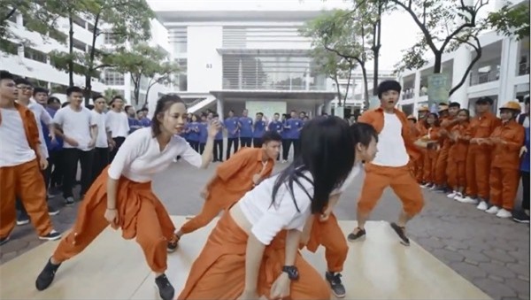 Nhảy flashmob là phải ‘chất’ như sinh viên Đại học Xây dựng trong clip này - Ảnh 4.