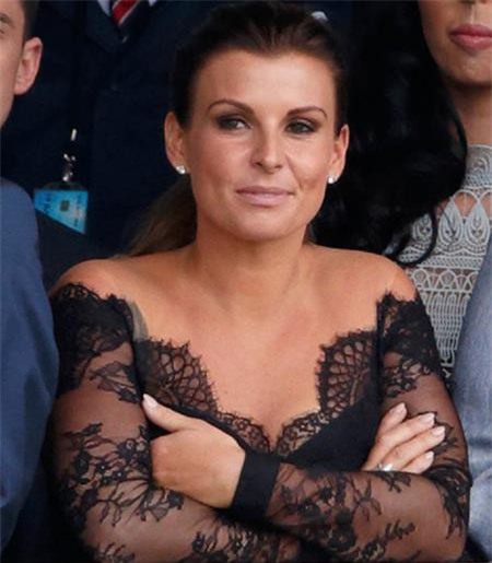 Tuy vậy, nửa xanh vùng Merseyside vẫn có thể giành lại thế chủ động nhờ một nàng WAG nổi tiếng khác đó là Coleen Rooney. Dù đã trải qua 3 lần sinh nở nhưng sức hút của bà xã Wayne Rooney vẫn chưa hề bị suy giảm.