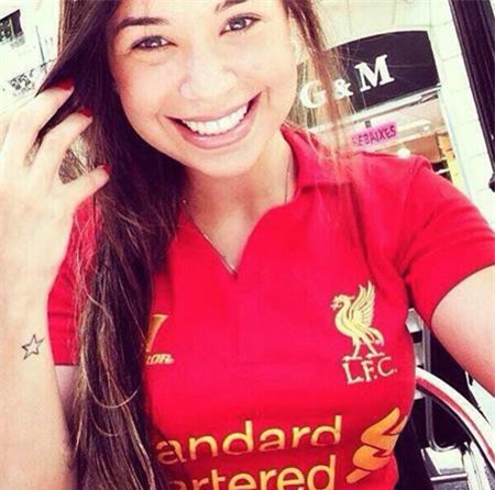 Trong khi đó, ngôi sao số 1 của Liverpool là Philippe Coutinho thì vẫn đang gắn bó với bà xã Aine.