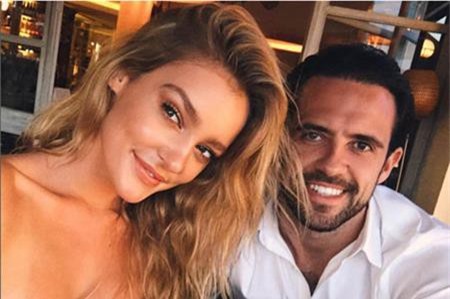 Một cầu thủ khác của Liverpool là Danny Ings, dù đang điều trị chấn thương dài hạn nhưng các cổ động viên đều cảm thấy yên tâm vì có người đẹp Georgia Gibbs kề cận chăm sóc.