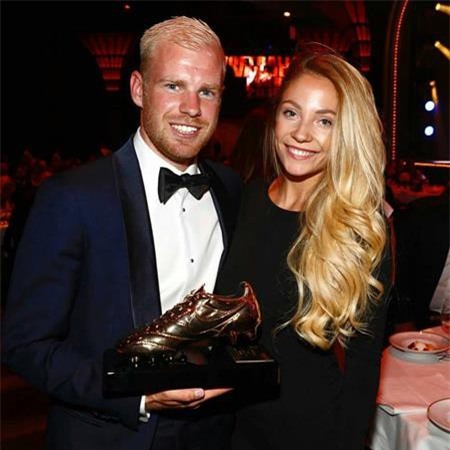 Dàn cầu thủ của Everton cũng chẳng hề kém cạnh khi Davy Klaassen nắm giữ được trái tim người đẹp Laura Benschop.