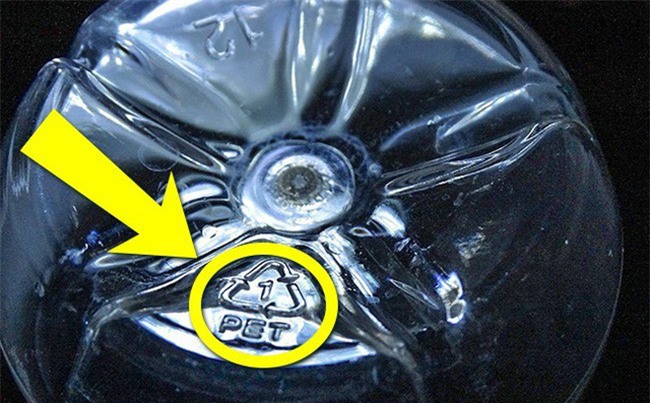 Sự thật gây sốc về nước đóng chai nhiều người uống hàng ngày mà không biết