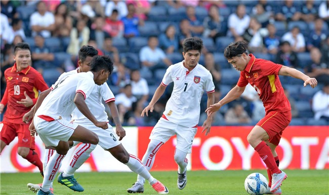 Cuối cùng, Công Phượng đã chịu ngẩng đầu chơi bóng - Ảnh 2.