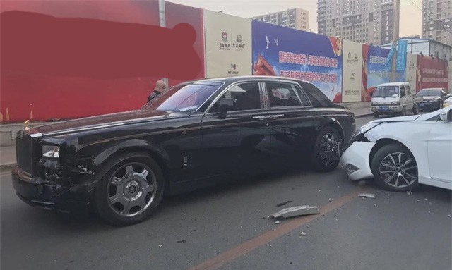 Bị đâm vỡ đầu xe, chủ Rolls-Royce nói với tài xế Hyundai: Bán nhà đi - Ảnh 1.