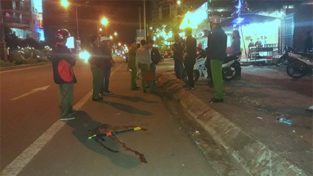 vu cha sat hai con trai 5 tuoi truoc mat vo cu: “chet lang” voi loi ke cua nhan chung - 1