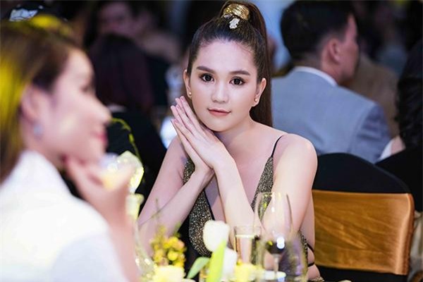 su that dang sau ve ngoai khong ti vet cua hoa hau pham huong va ngoc trinh - 10