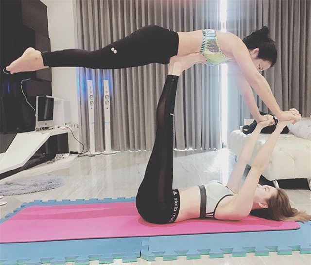 su that dang sau ve ngoai khong ti vet cua hoa hau pham huong va ngoc trinh - 2