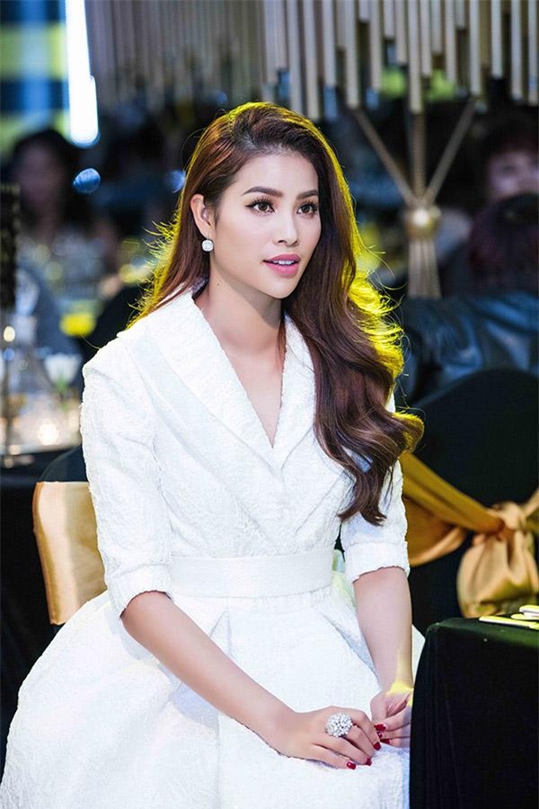 su that dang sau ve ngoai khong ti vet cua hoa hau pham huong va ngoc trinh - 7