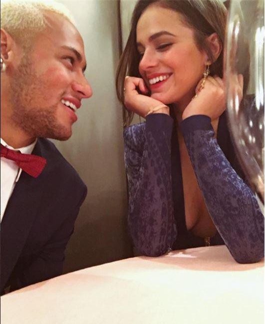 Cuộc sống thượng lưu của Ronaldo và Neymar - Ảnh 4.