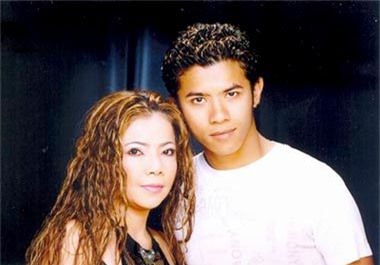 Mẹ Kasim Hoàng Vũ khóc ròng kể lại quá khứ định ôm con nhảy sông tự vẫn vì áp lực ly hôn-4