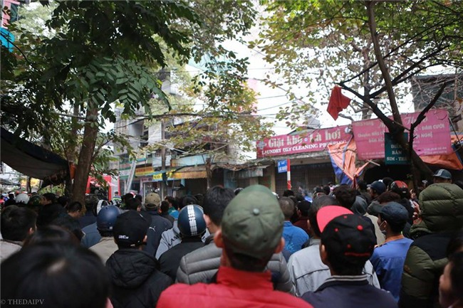 Hà Nội: Cháy lớn trên phố Lạc Nghiệp, khói đen cuộn kín bầu trời - Ảnh 11.