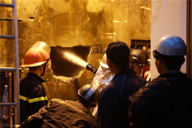 Hà Nội: Cháy lớn trên phố Lạc Nghiệp, khói đen cuộn kín bầu trời - Ảnh 13.