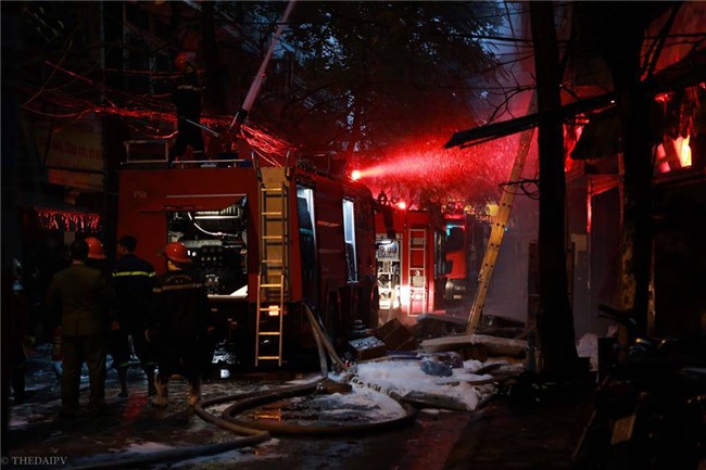 Hà Nội: Cháy lớn trên phố Lạc Nghiệp, khói đen cuộn kín bầu trời - Ảnh 14.