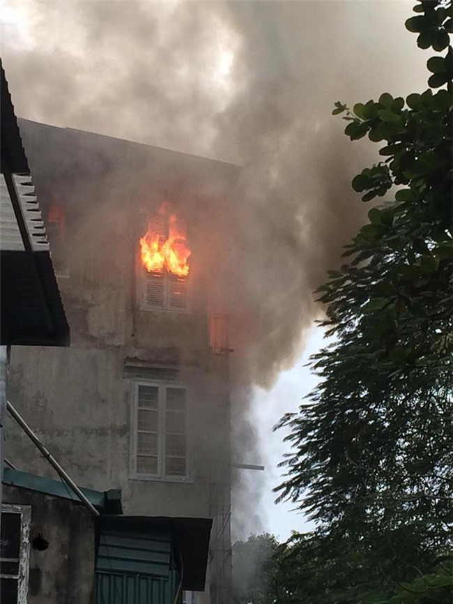 Hà Nội: Cháy lớn trên phố Lạc Nghiệp, khói đen cuộn kín bầu trời - Ảnh 3.