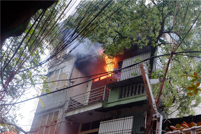 Hà Nội: Cháy lớn trên phố Lạc Nghiệp, khói đen cuộn kín bầu trời - Ảnh 4.