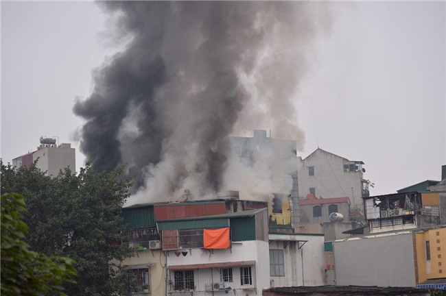 Hà Nội: Cháy lớn trên phố Lạc Nghiệp, khói đen cuộn kín bầu trời - Ảnh 6.