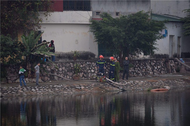 Hà Nội: Cháy lớn trên phố Lạc Nghiệp, khói đen cuộn kín bầu trời - Ảnh 7.