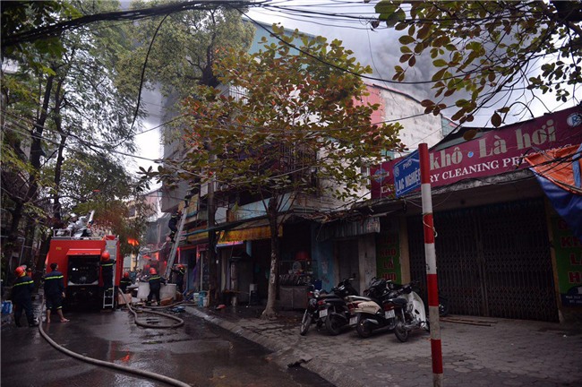 Hà Nội: Cháy lớn trên phố Lạc Nghiệp, khói đen cuộn kín bầu trời - Ảnh 8.