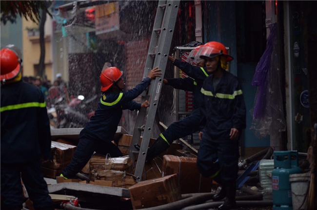 Hà Nội: Cháy lớn trên phố Lạc Nghiệp, khói đen cuộn kín bầu trời - Ảnh 9.