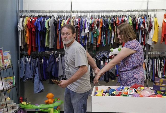 Bỏ mặc những lời cảnh báo, cặp vợ chồng vẫn quyết nhận bé gái làm con nuôi và đau đớn phát hiện một sự thật kinh khủng - Ảnh 10.