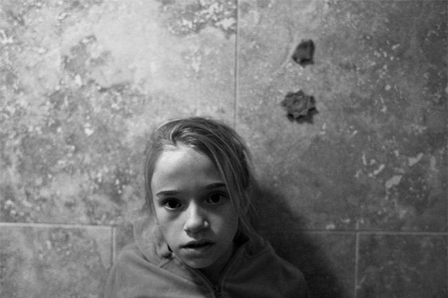 Bỏ mặc những lời cảnh báo, cặp vợ chồng vẫn quyết nhận bé gái làm con nuôi và đau đớn phát hiện một sự thật kinh khủng - Ảnh 3.