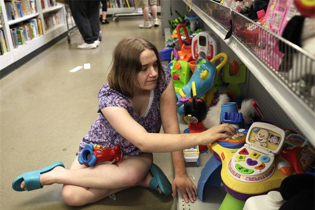 Bỏ mặc những lời cảnh báo, cặp vợ chồng vẫn quyết nhận bé gái làm con nuôi và đau đớn phát hiện một sự thật kinh khủng - Ảnh 9.