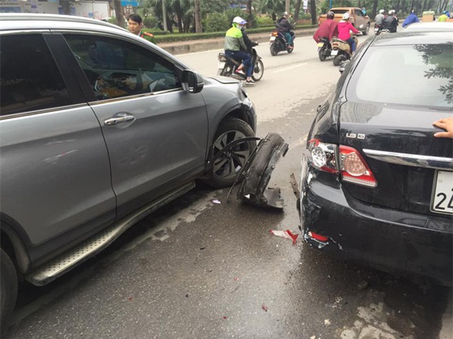 Anh tài xế đứng loạng choạng rút thẻ ra doạ công an sau khi gây tai nạn rồi lên xe cố thủ