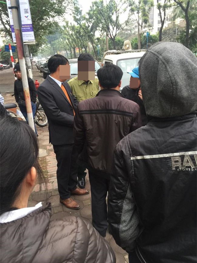 Anh tài xế đứng loạng choạng rút thẻ ra doạ công an sau khi gây tai nạn rồi lên xe cố thủ