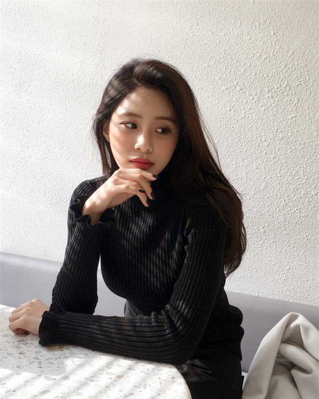 Xem đi xem lại thì áo len gân sọc vẫn dễ chọn nhất, vừa gọn gàng ôm dáng vừa giữ ấm cực đỉnh - Ảnh 1.