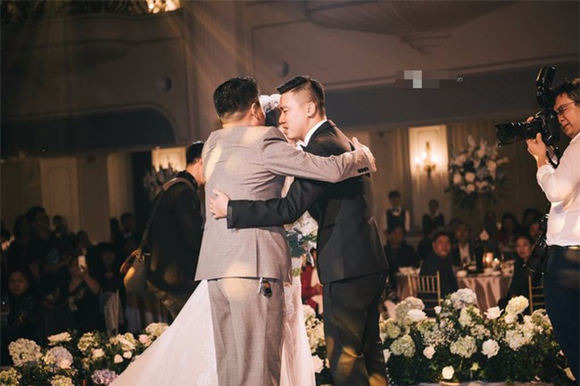 Đám cưới sang chảnh với 10.000 bông hoa tươi và váy đính 5.000 kim sa của cô dâu 9X xinh đẹp - Ảnh 11.