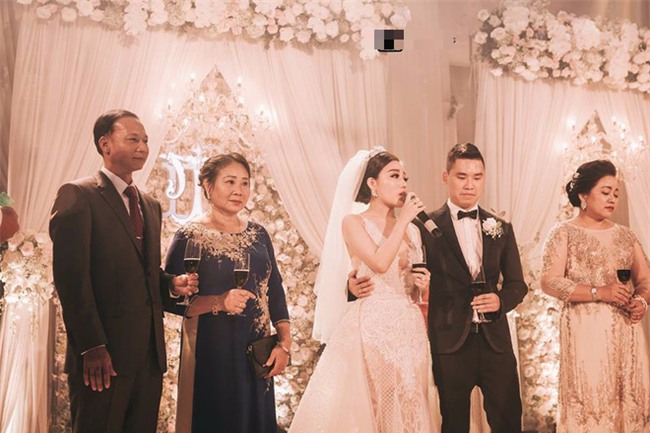 Đám cưới sang chảnh với 10.000 bông hoa tươi và váy đính 5.000 kim sa của cô dâu 9X xinh đẹp - Ảnh 12.