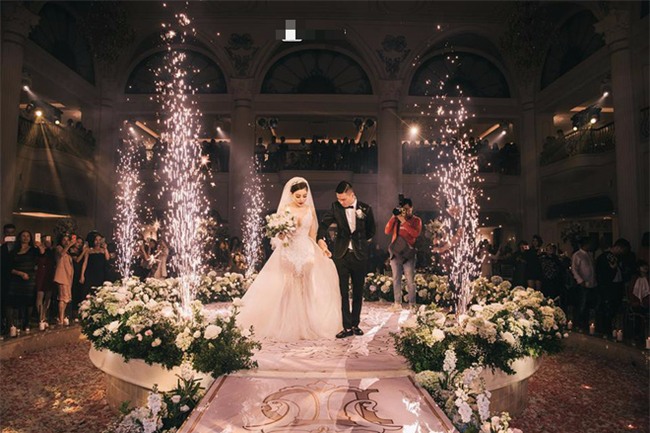 Đám cưới sang chảnh với 10.000 bông hoa tươi và váy đính 5.000 kim sa của cô dâu 9X xinh đẹp - Ảnh 15.