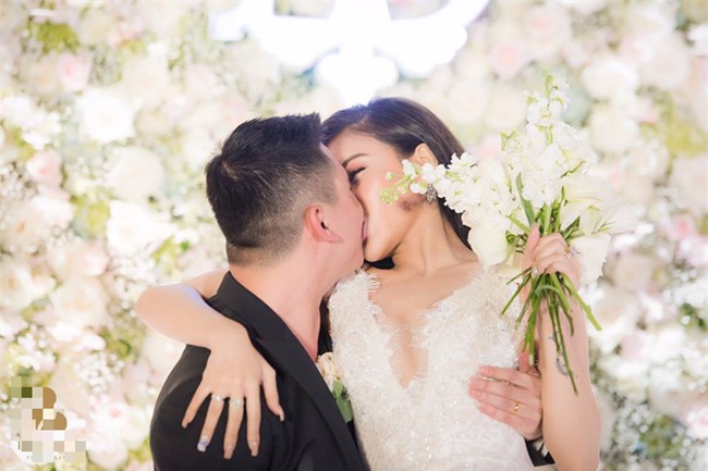 Đám cưới sang chảnh với 10.000 bông hoa tươi và váy đính 5.000 kim sa của cô dâu 9X xinh đẹp - Ảnh 16.