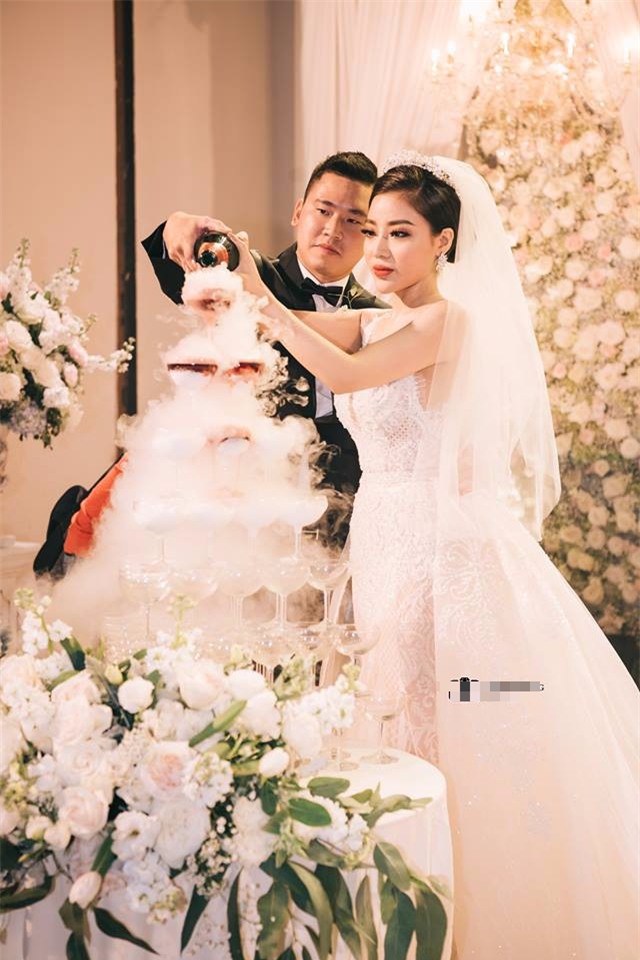 Đám cưới sang chảnh với 10.000 bông hoa tươi và váy đính 5.000 kim sa của cô dâu 9X xinh đẹp - Ảnh 18.