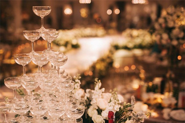 Đám cưới sang chảnh với 10.000 bông hoa tươi và váy đính 5.000 kim sa của cô dâu 9X xinh đẹp - Ảnh 22.