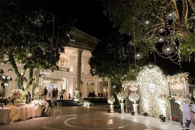 Đám cưới sang chảnh với 10.000 bông hoa tươi và váy đính 5.000 kim sa của cô dâu 9X xinh đẹp - Ảnh 4.