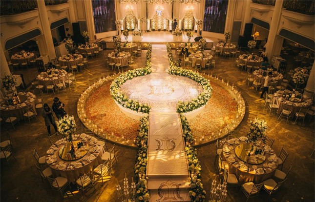 Đám cưới sang chảnh với 10.000 bông hoa tươi và váy đính 5.000 kim sa của cô dâu 9X xinh đẹp - Ảnh 5.