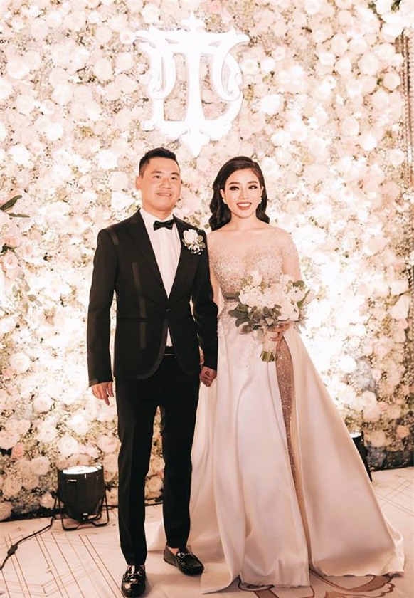 Đám cưới sang chảnh với 10.000 bông hoa tươi và váy đính 5.000 kim sa của cô dâu 9X xinh đẹp - Ảnh 6.