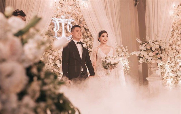 Đám cưới sang chảnh với 10.000 bông hoa tươi và váy đính 5.000 kim sa của cô dâu 9X xinh đẹp - Ảnh 7.