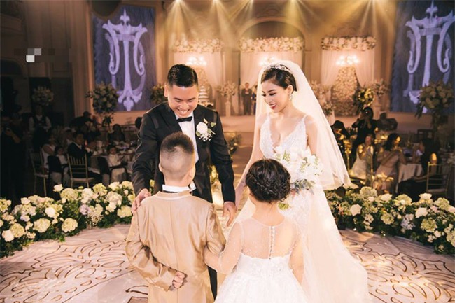 Đám cưới sang chảnh với 10.000 bông hoa tươi và váy đính 5.000 kim sa của cô dâu 9X xinh đẹp - Ảnh 8.