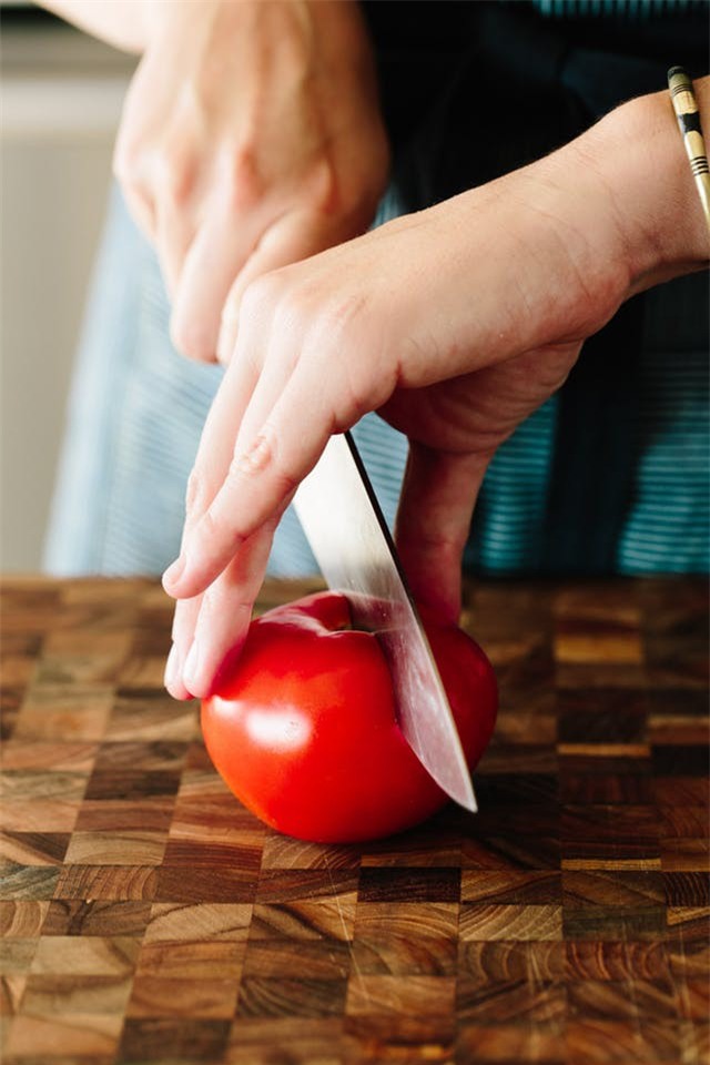 Nếu bạn vẫn loay hoay không biết nên bảo quản cà chua dùng dở dang thế nào thì đây là bí quyết - Ảnh 1.