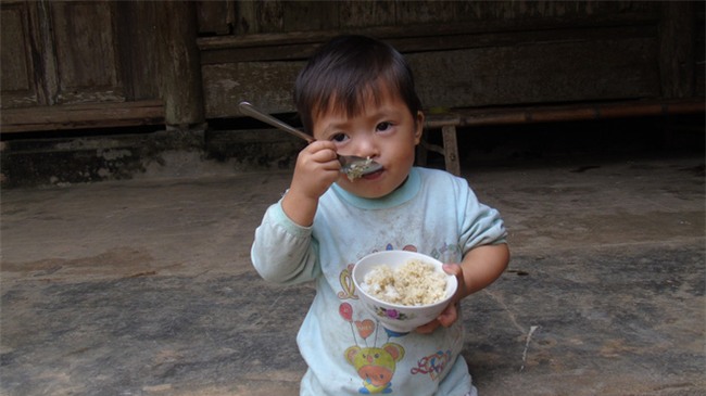 Cha mẹ bỏ rơi từ thuở lọt lòng, hai đứa trẻ ngày ngày đi nhặt phế liệu kiếm sống, gặp ai cũng cho bế và gọi mẹ - Ảnh 2.