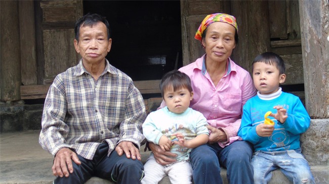 Cha mẹ bỏ rơi từ thuở lọt lòng, hai đứa trẻ ngày ngày đi nhặt phế liệu kiếm sống, gặp ai cũng cho bế và gọi mẹ - Ảnh 4.