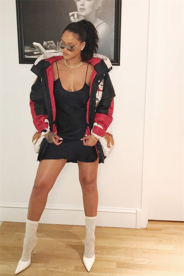 Rihanna gây chú ý với đôi tất giá 30 triệu đồng-1