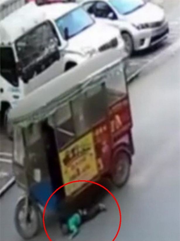 Thót tim khoảnh khắc cậu bé bị xe chèn qua, người lớn thờ ơ, đứa trẻ 7 tuổi chạy lại cứu - Ảnh 3.