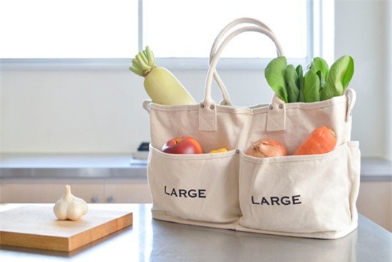 Hết thời túi cám con cò, bạn biết đang hot nhất thị trường thời trang Nhật là gì không? Xin thưa: túi mua rau! - Ảnh 2.