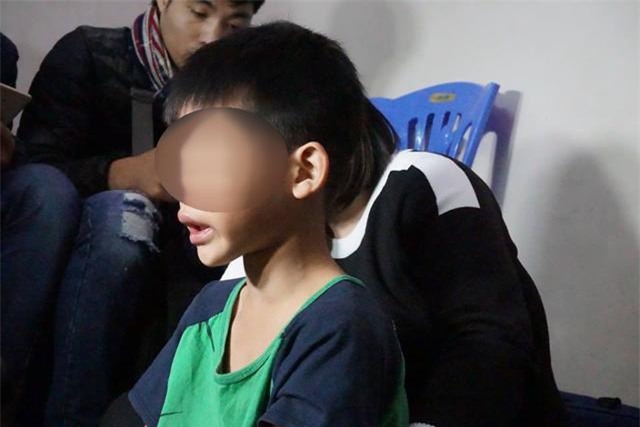 ha noi: be trai 9 tuoi bi diem kem, bo dung day dien bao hanh da man - 3