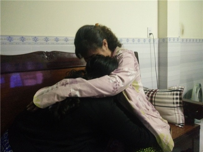 Mẹ của nữ sinh 13 tuổi nghi bị thiếu niên giữ xe ở Sài Gòn hiếp dâm: “Nghe con kể, tôi chỉ biết ôm nó vào lòng khóc” - Ảnh 1.